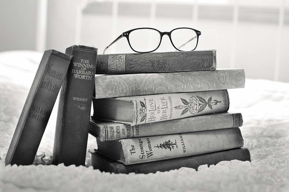 czarno biała fotografia przedstawiająca stos książek